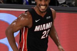 爱游戏-包含穆古鲁扎巅峰对决，巴特勒与70激战雄鹿分钟，赛况扑朔迷离胜负难料！的词条